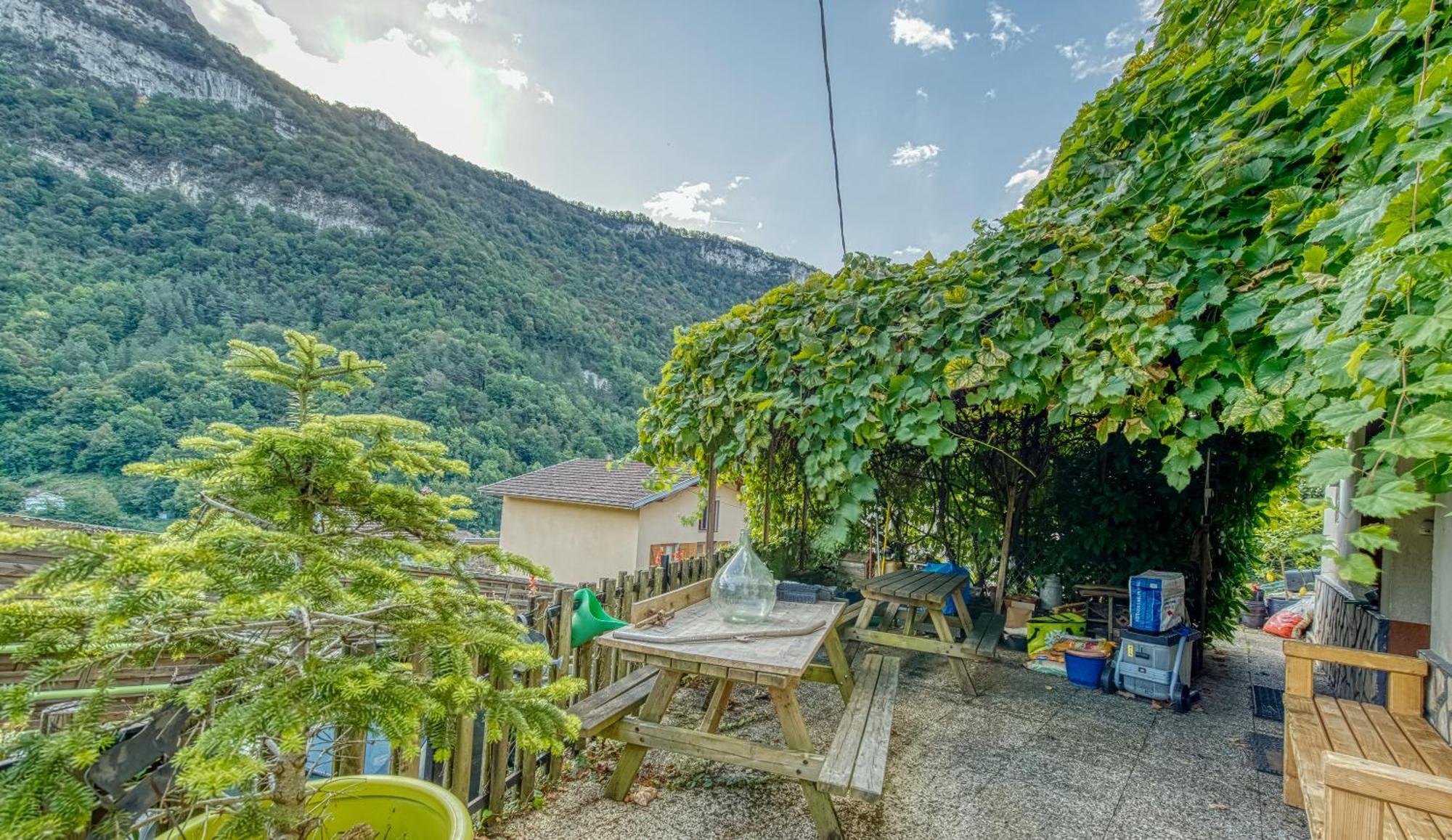 Laura Happy Guest House Tenay Exterior foto